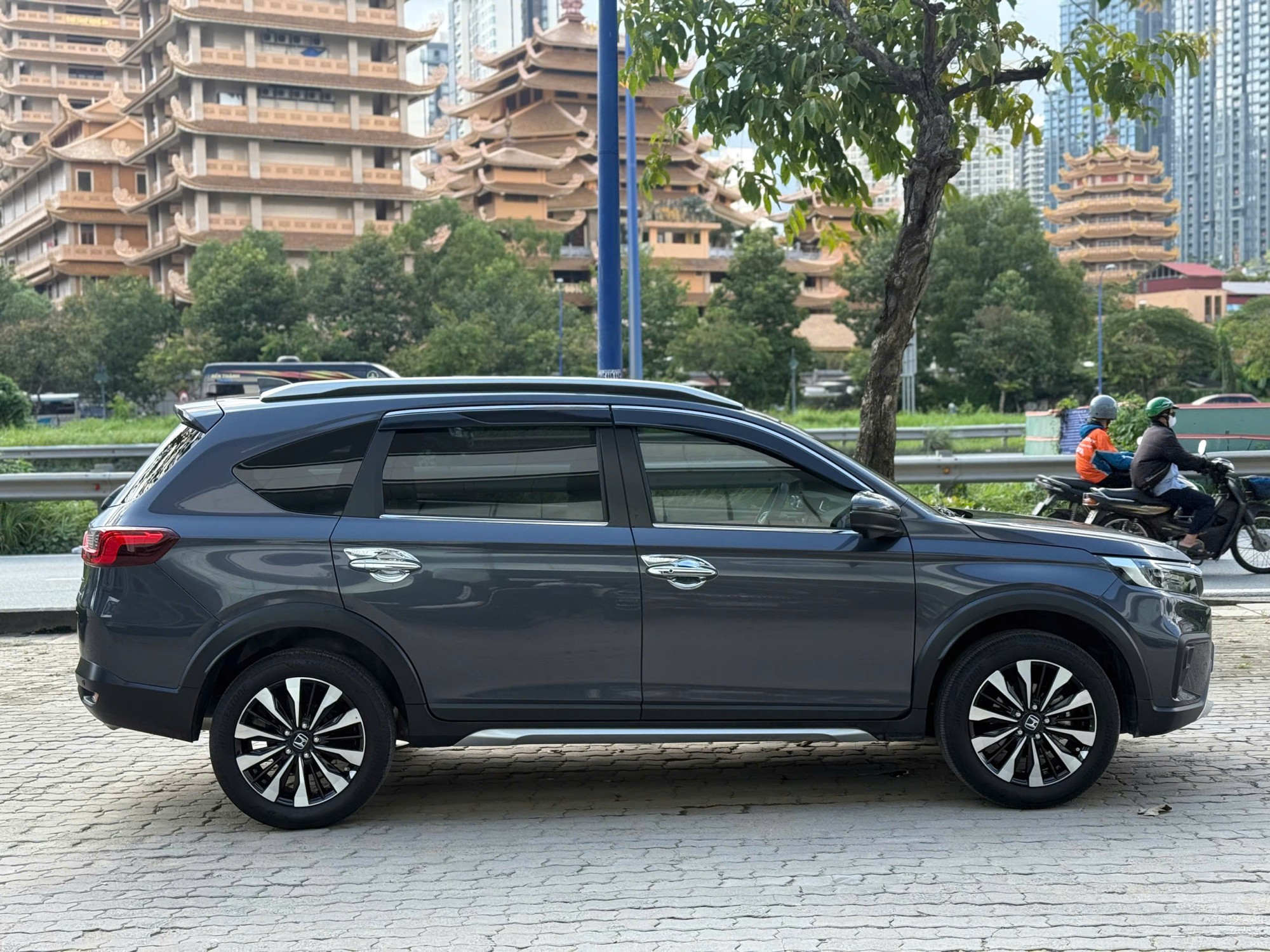 Honda BR-V L Xám 2024